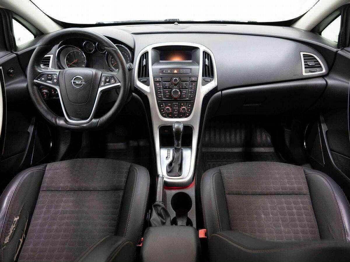 Opel Astra с пробегом — 2012 год. Фото: #11