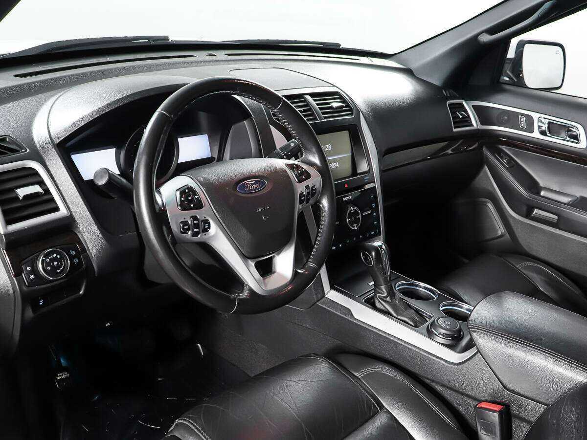 Ford Explorer с пробегом — 2012 год. Фото: #15