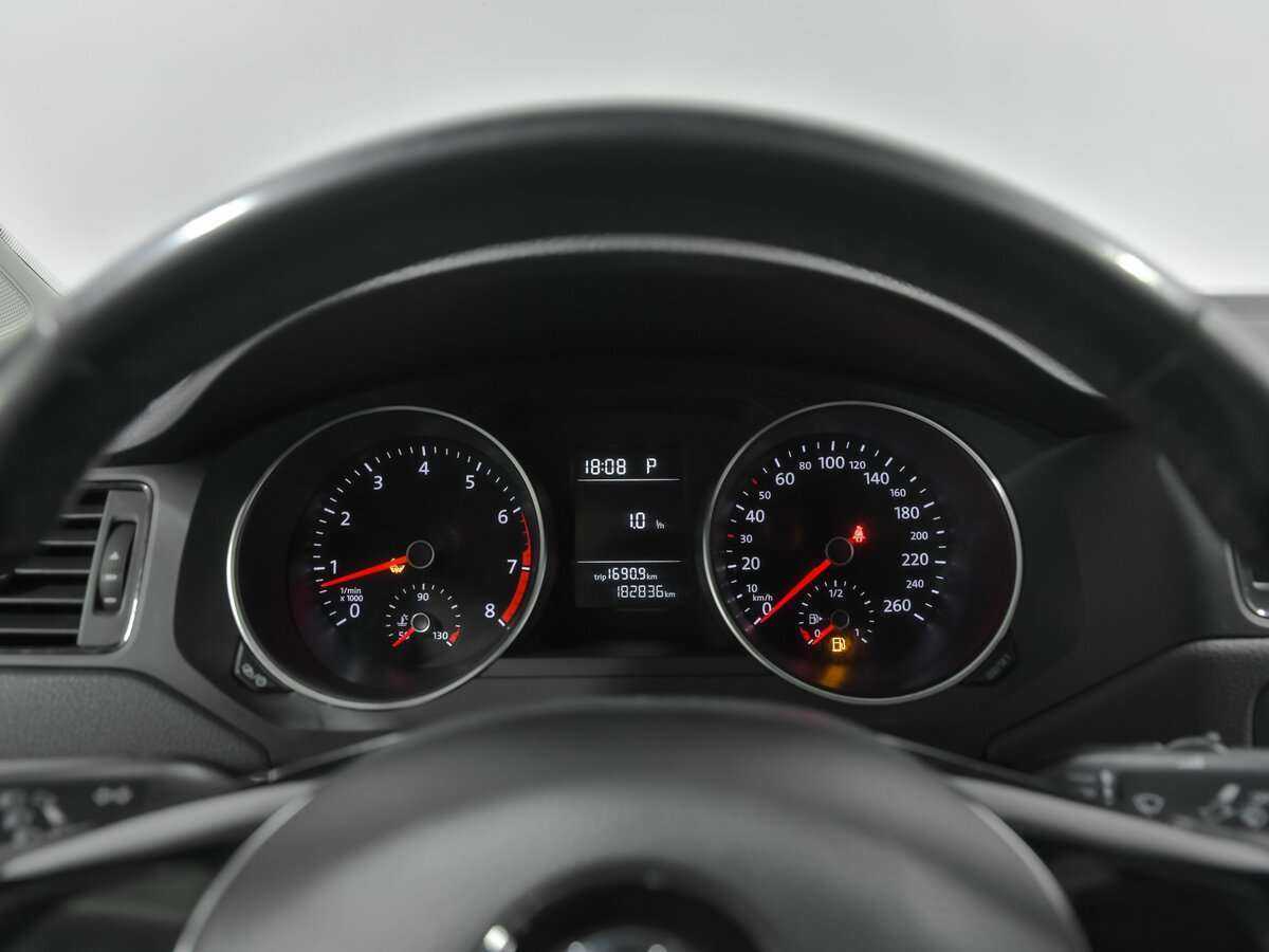 Volkswagen Jetta с пробегом — 2016 год. Фото: #4