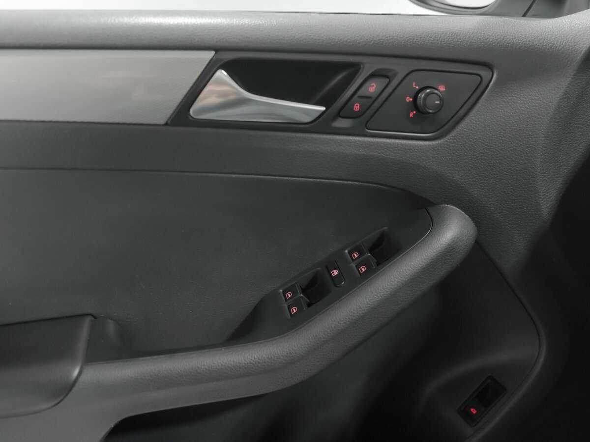 Volkswagen Jetta с пробегом — 2016 год. Фото: #8