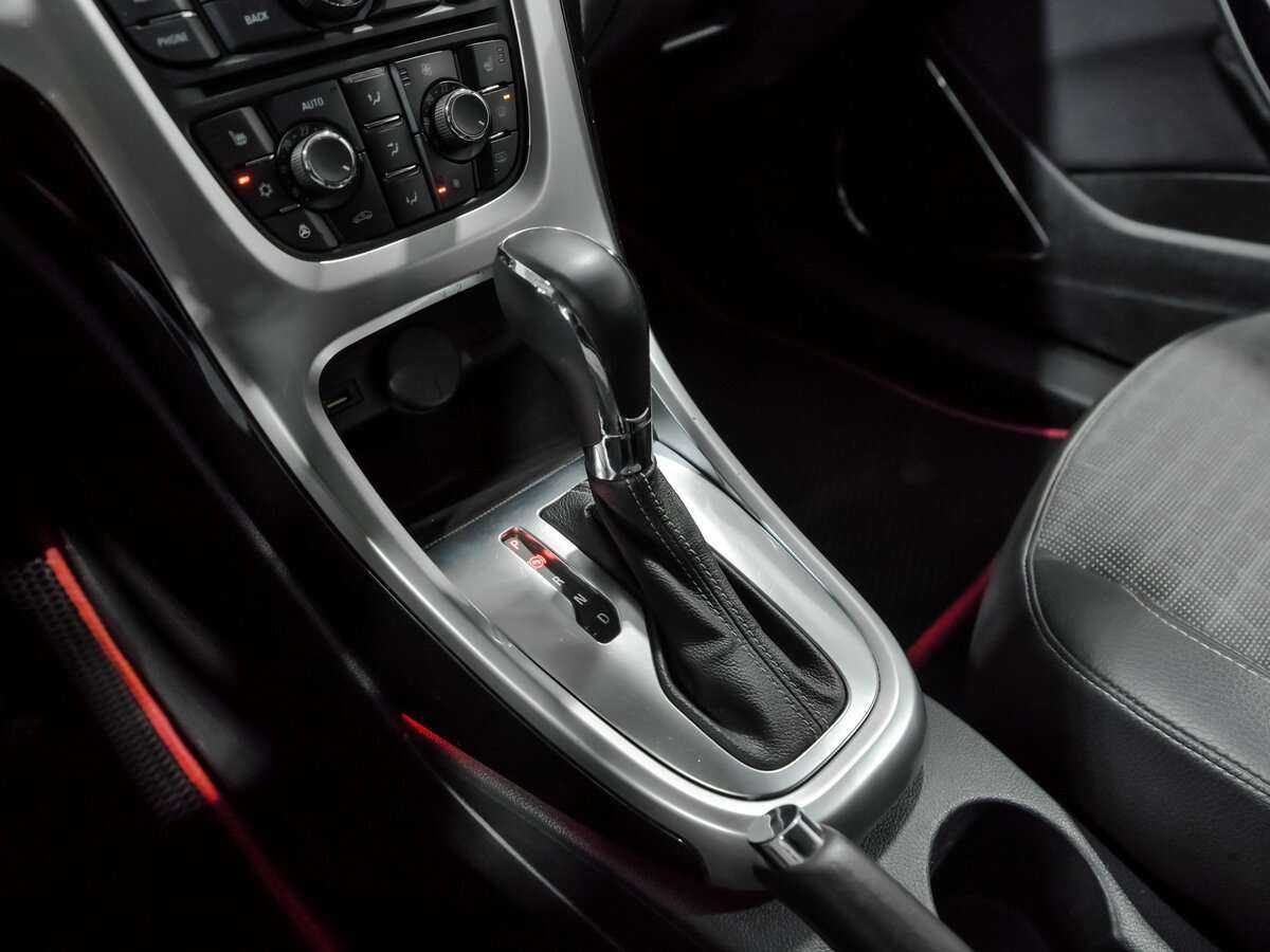 Opel Astra с пробегом — 2013 год. Фото: #7