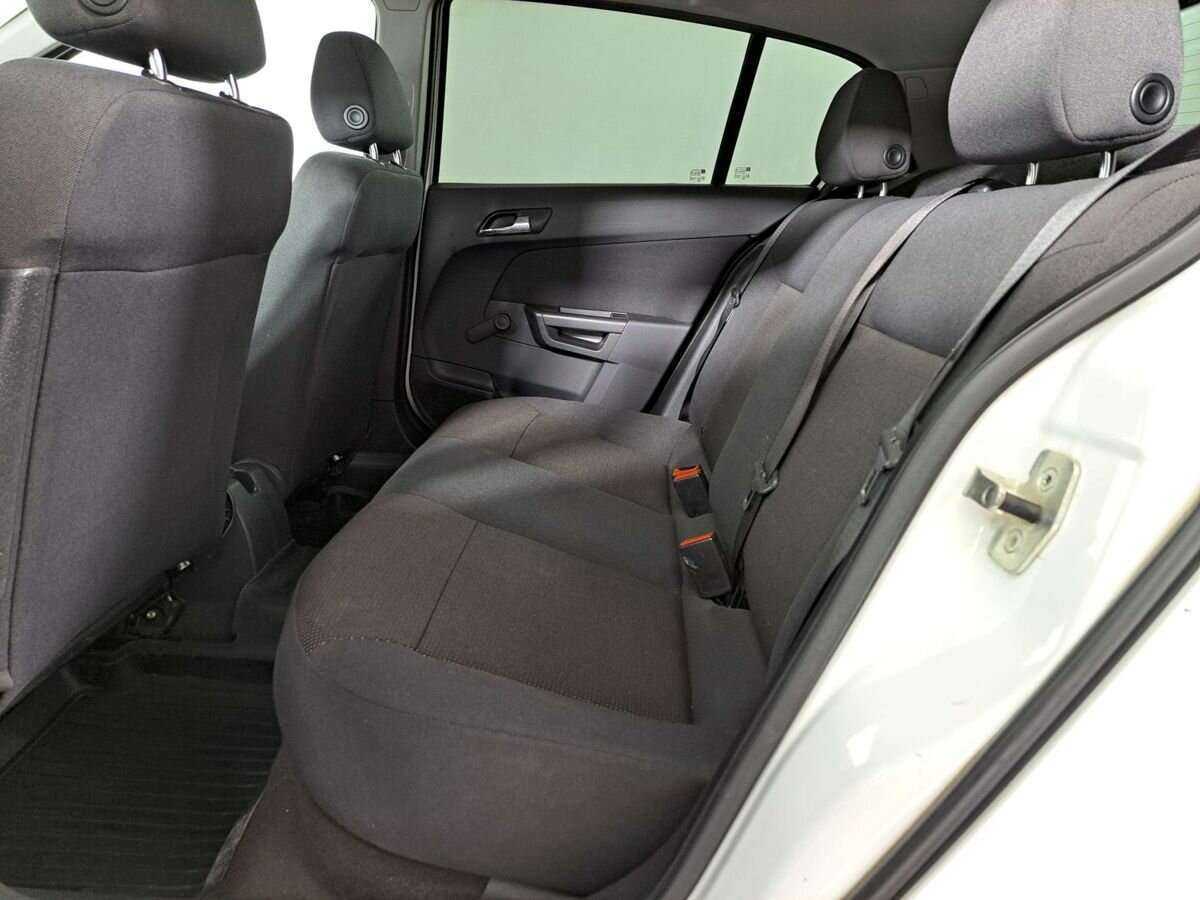 Opel Astra с пробегом — 2012 год. Фото: #9