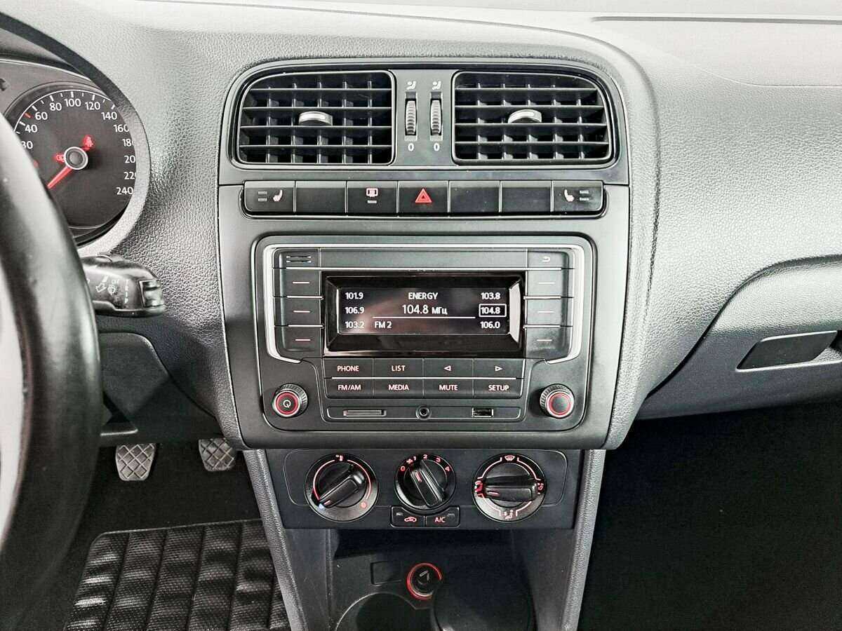 Volkswagen Polo с пробегом — 2015 год. Фото: #13