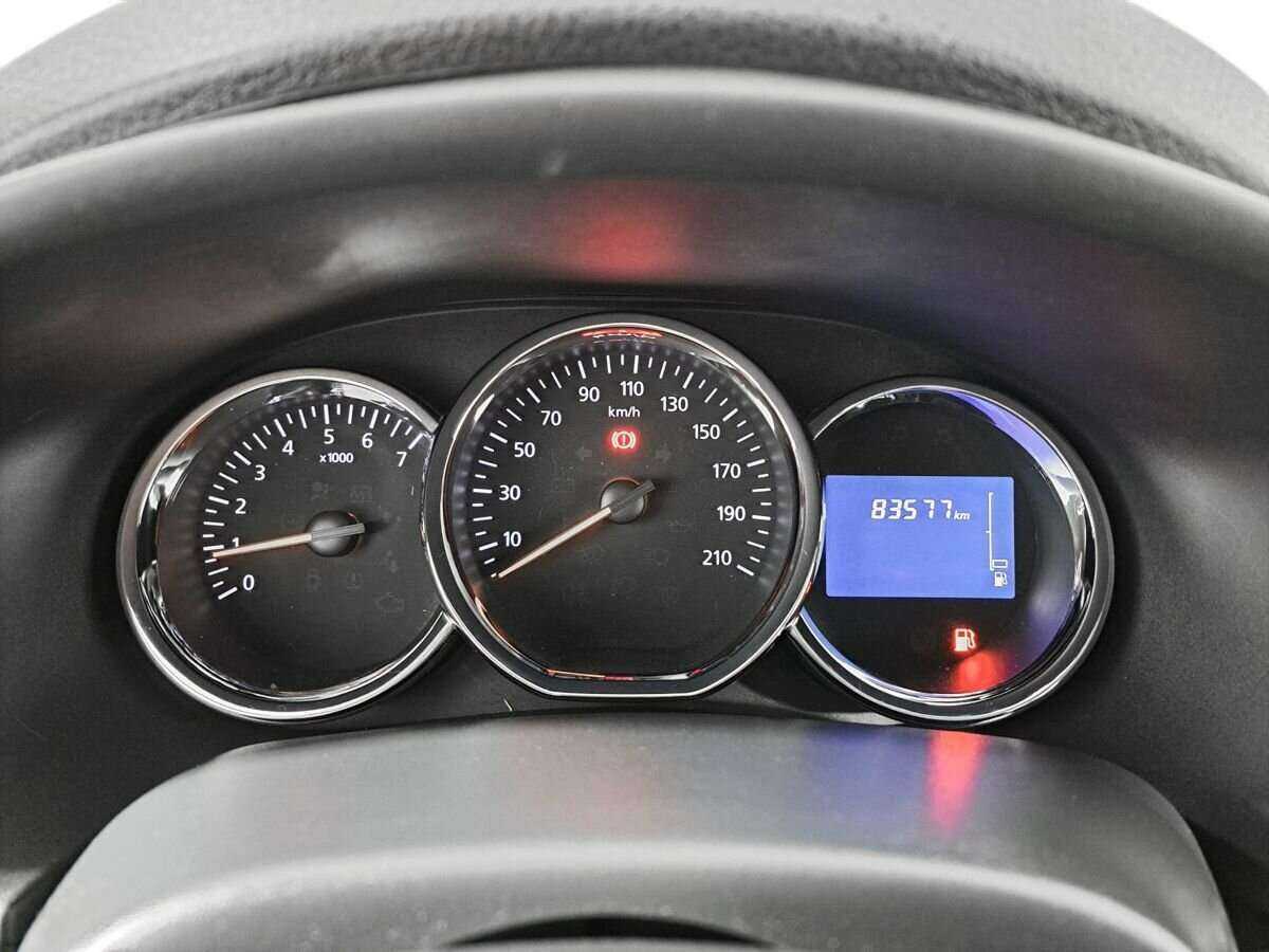 Renault Sandero с пробегом — 2015 год. Фото: #10