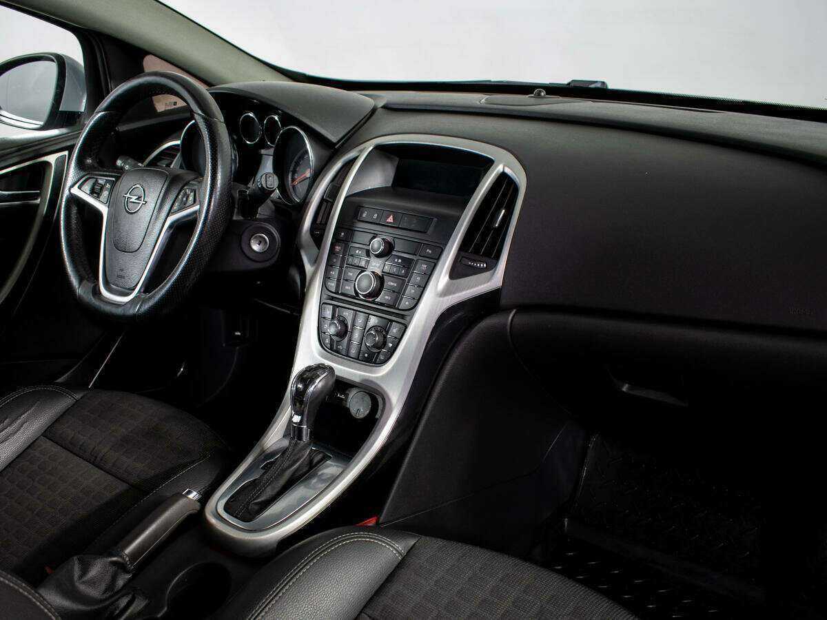 Opel Astra с пробегом — 2012 год. Фото: #8