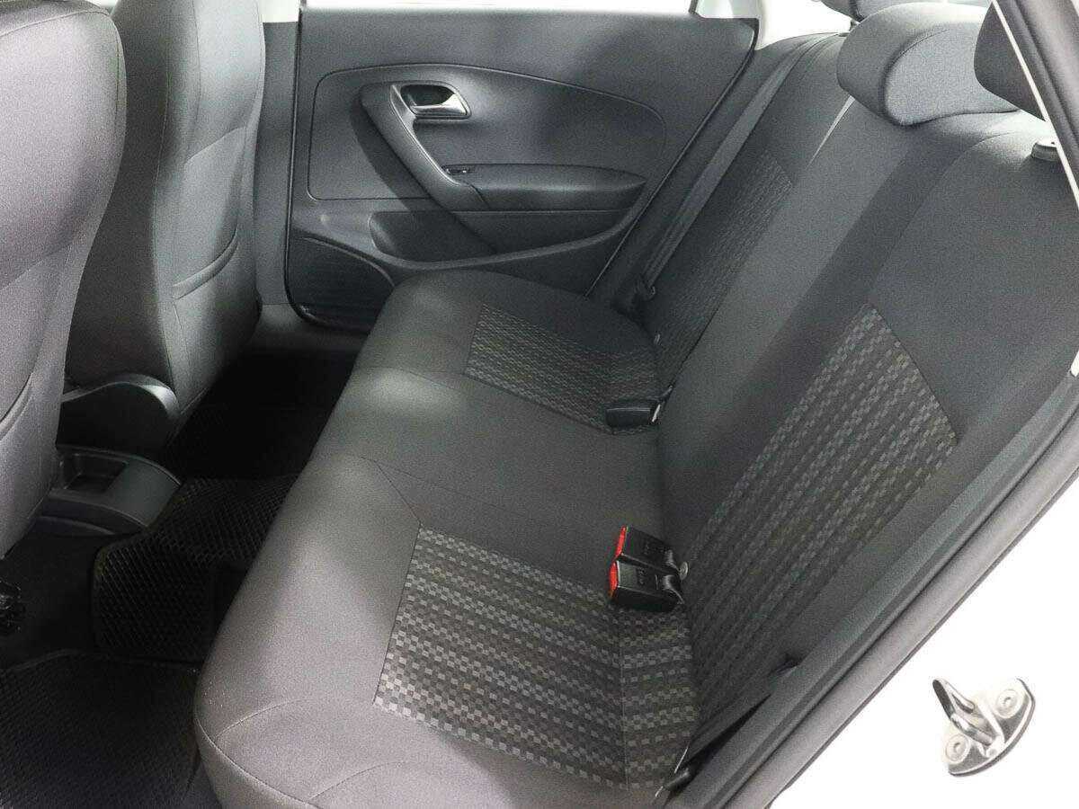 Volkswagen Polo с пробегом — 2015 год. Фото: #6