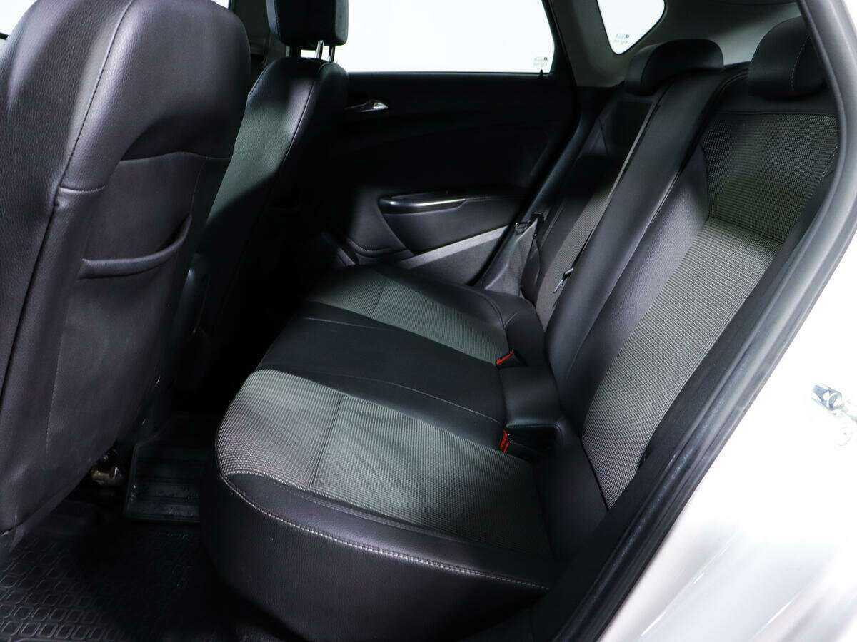 Opel Astra с пробегом — 2012 год. Фото: #9