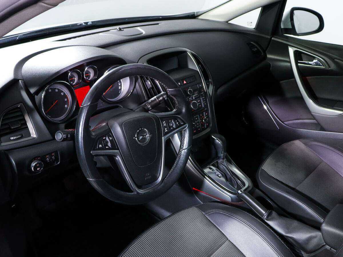 Opel Astra с пробегом — 2012 год. Фото: #13