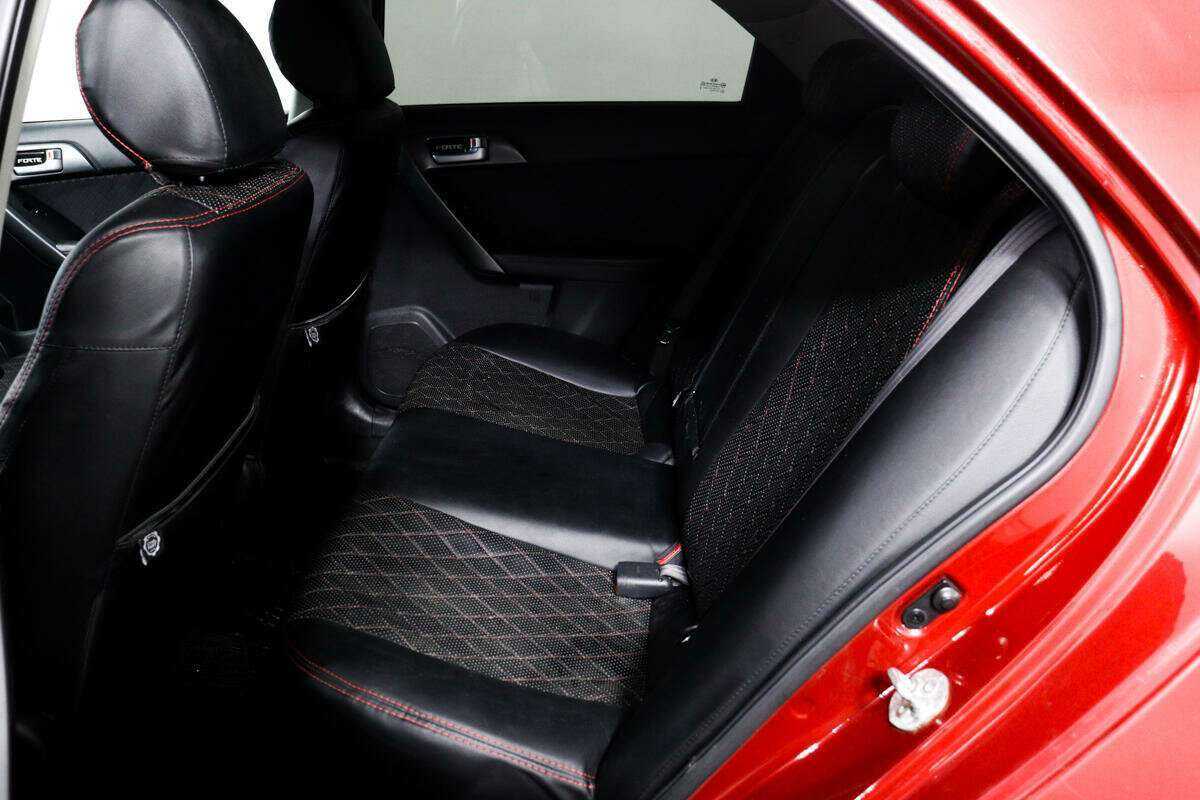 Kia Cerato с пробегом — 2012 год. Фото: #11