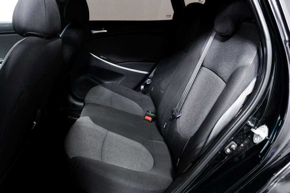 Hyundai Solaris с пробегом — 2012 год. Фото: #11