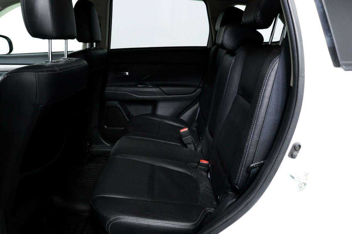 Mitsubishi Outlander с пробегом — 2015 год. Фото: #11