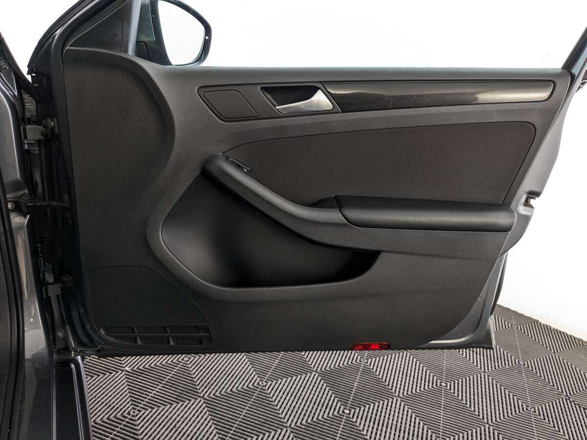 Volkswagen Jetta с пробегом — 2012 год. Фото: #18