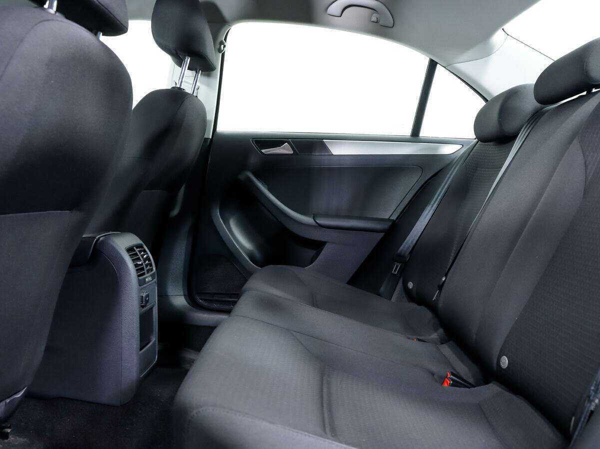 Volkswagen Jetta с пробегом — 2015 год. Фото: #10
