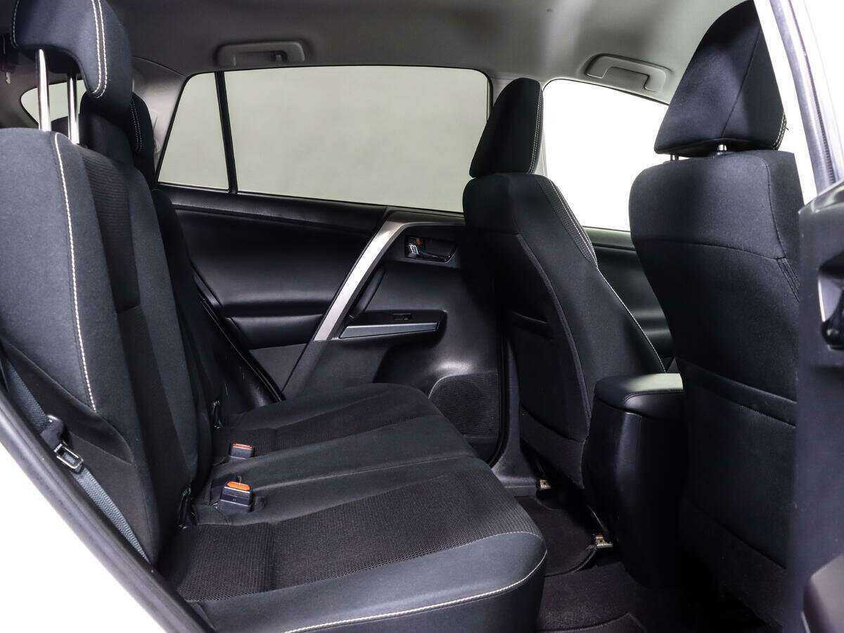 Toyota RAV4 с пробегом — 2015 год. Фото: #9