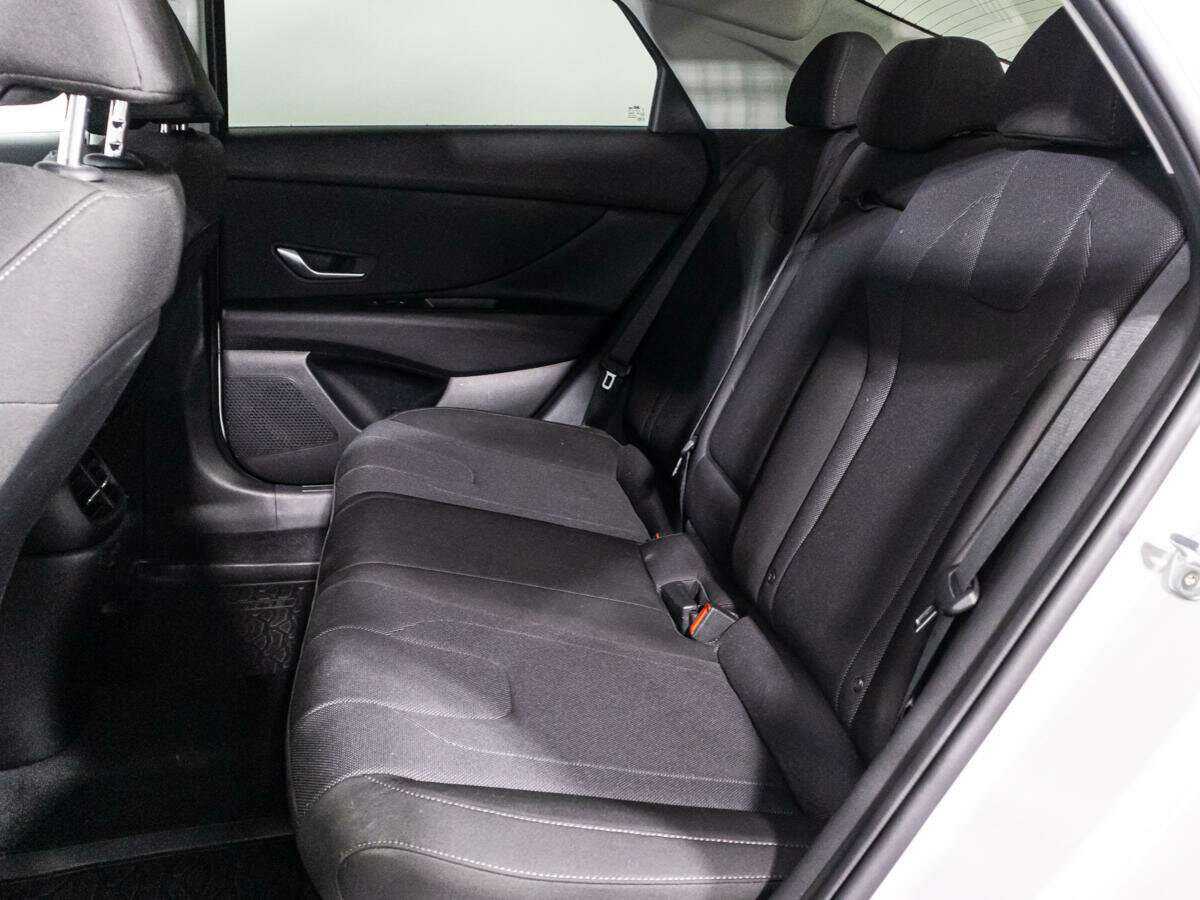 Hyundai Elantra с пробегом — 2021 год. Фото: #9