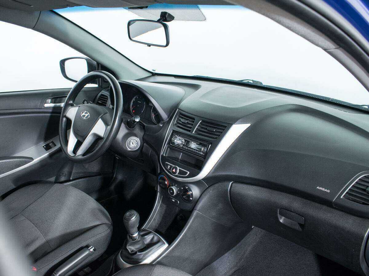 Hyundai Solaris с пробегом — 2012 год. Фото: #8