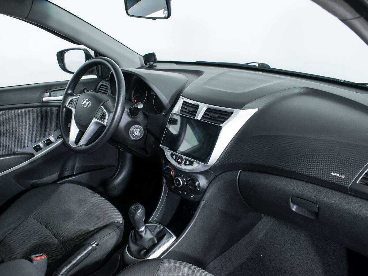 Hyundai Solaris с пробегом — 2012 год. Фото: #8