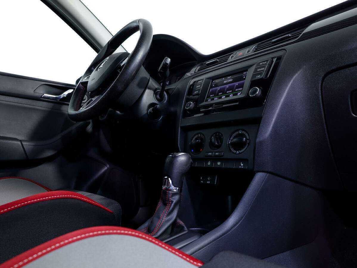 Skoda Rapid с пробегом — 2015 год. Фото: #19