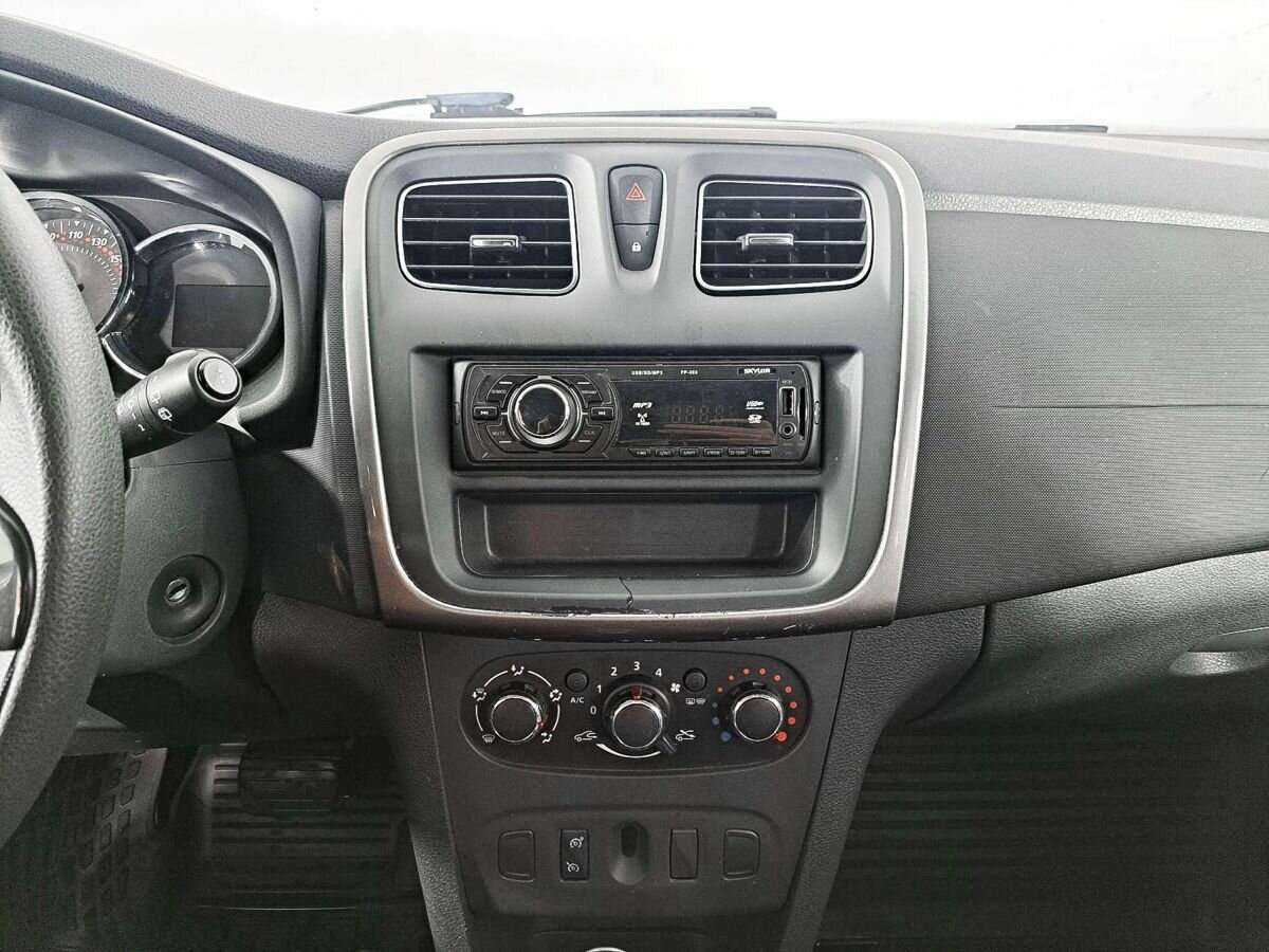 Renault Sandero с пробегом — 2016 год. Фото: #11