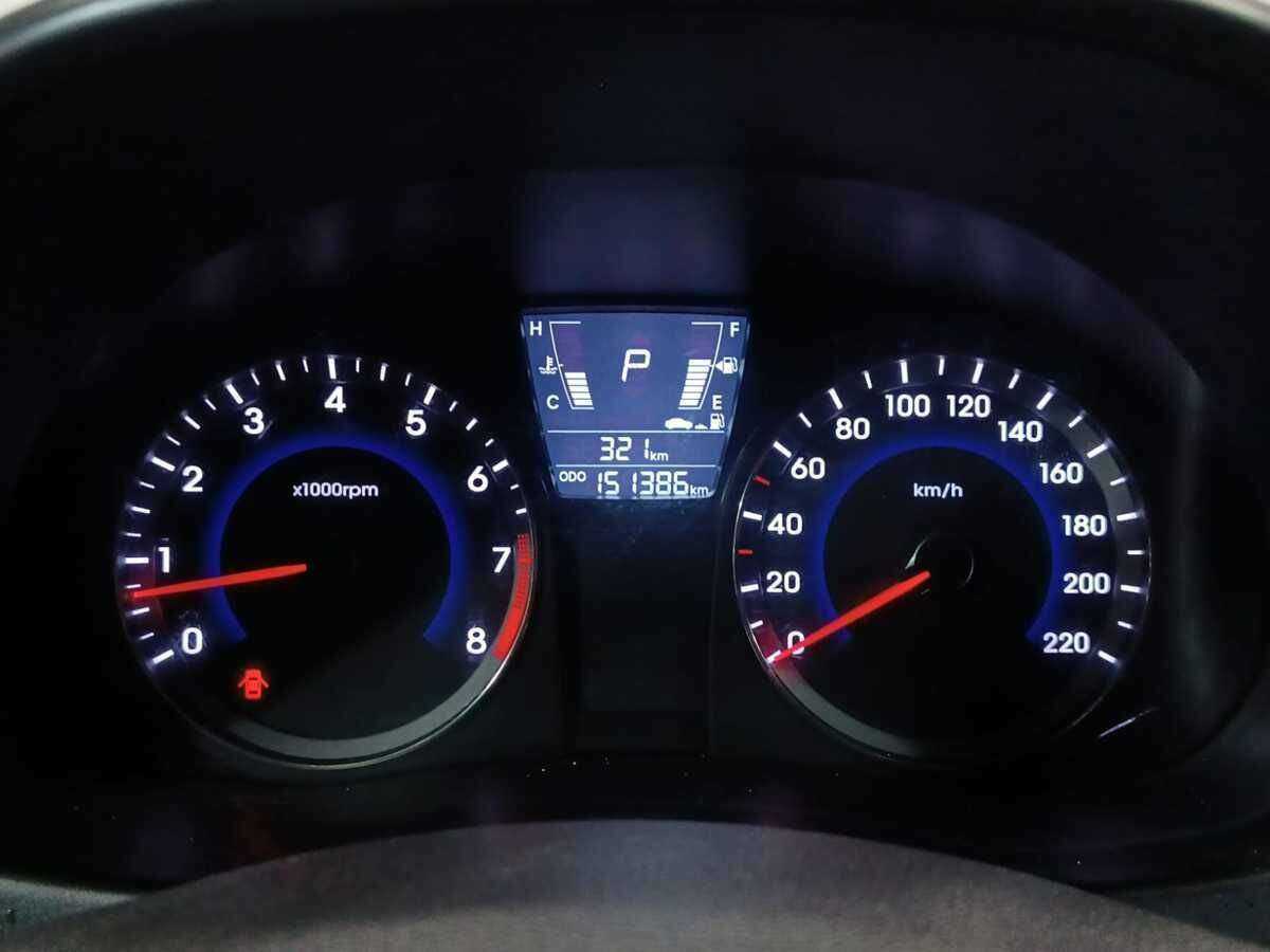 Hyundai Solaris с пробегом — 2012 год. Фото: #11