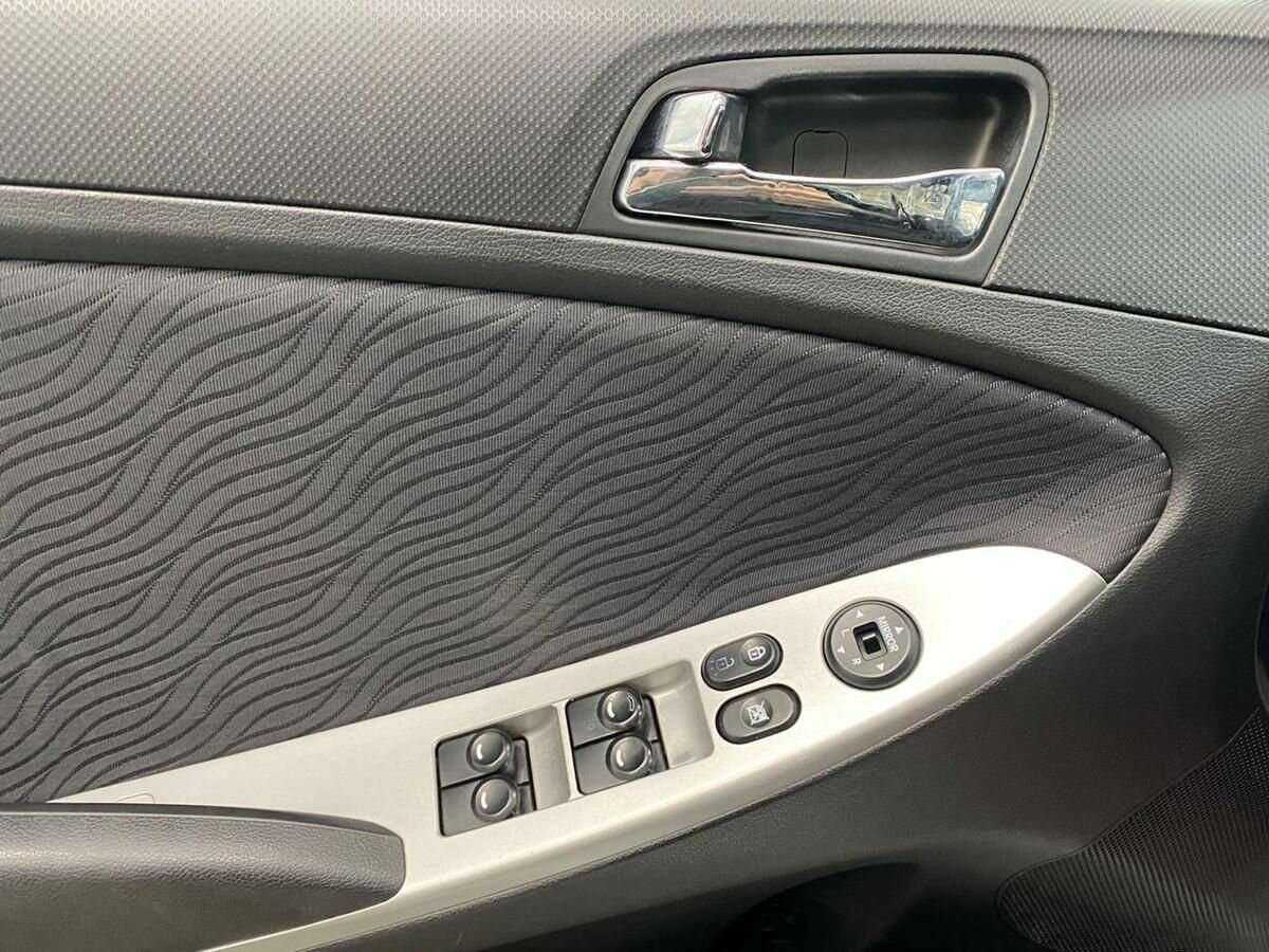 Hyundai Solaris с пробегом — 2013 год. Фото: #15