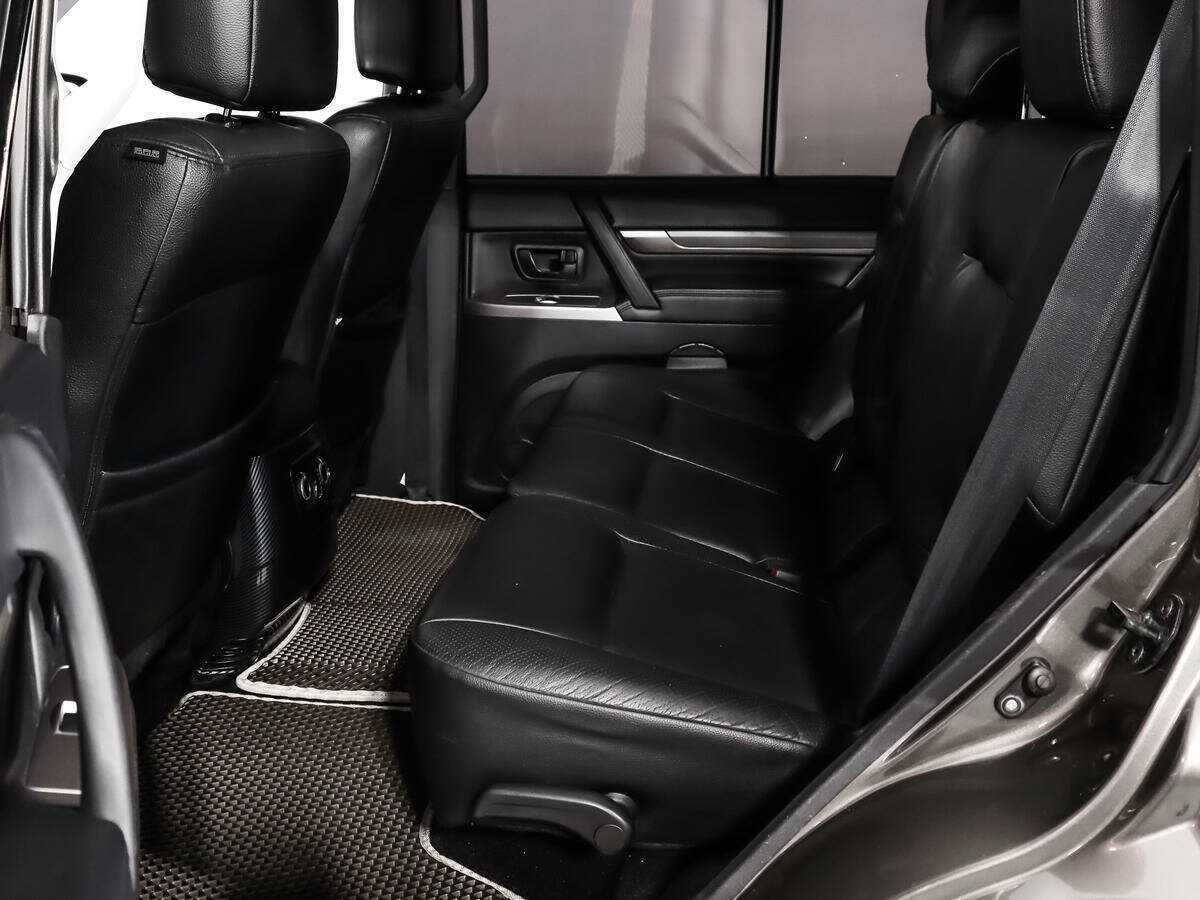 Mitsubishi Pajero с пробегом — 2013 год. Фото: #10