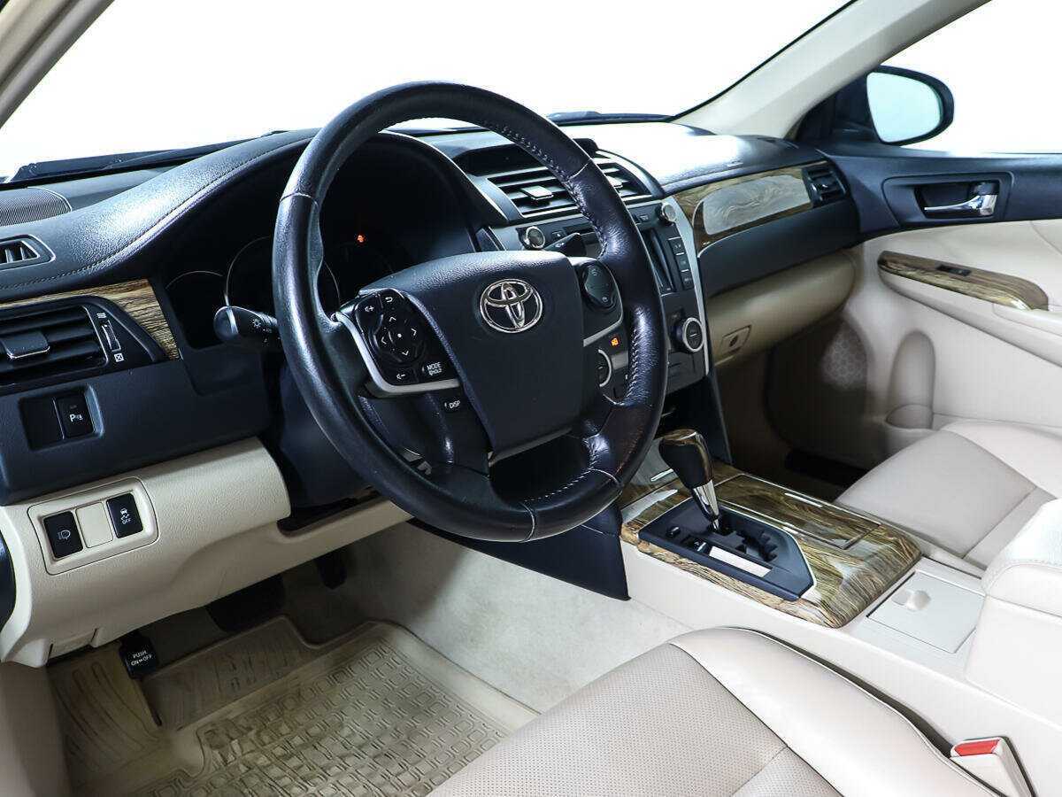 Toyota Camry с пробегом — 2014 год. Фото: #14