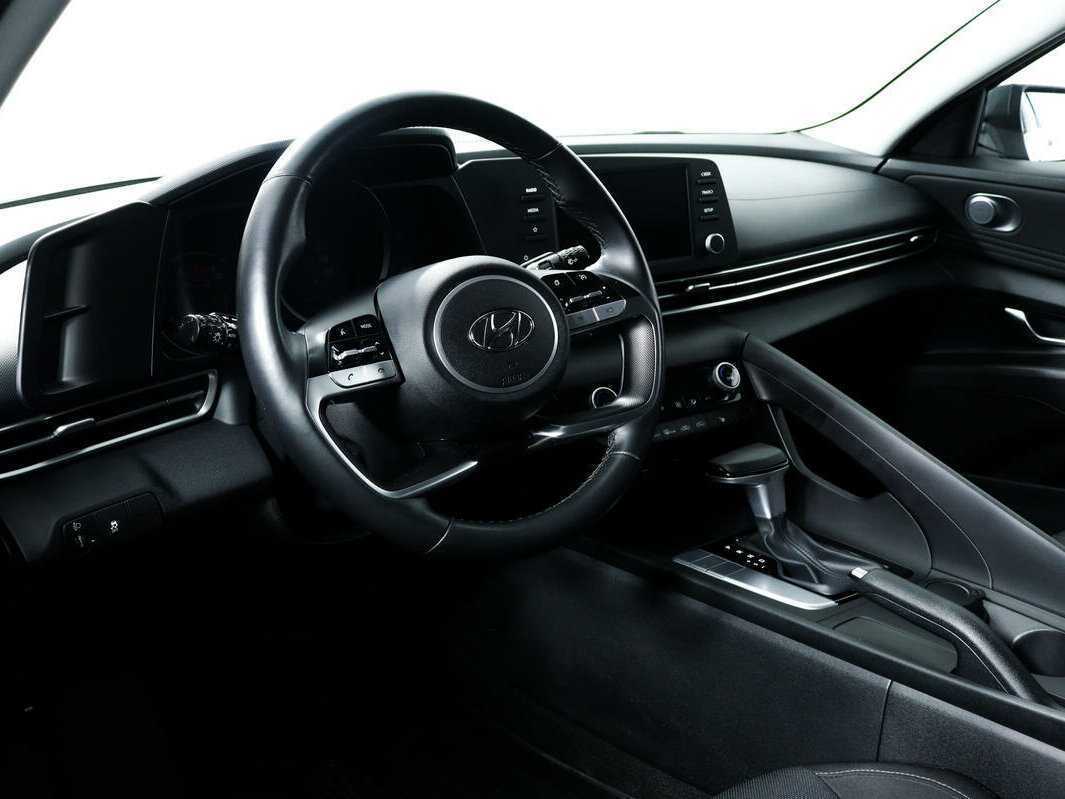 Hyundai Elantra с пробегом — 2021 год. Фото: #11