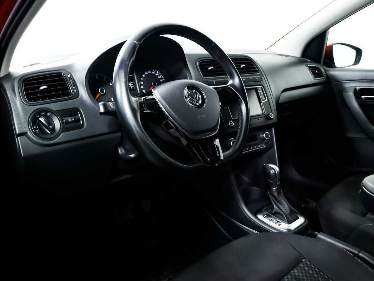 Volkswagen Polo с пробегом — 2015 год. Фото: #12