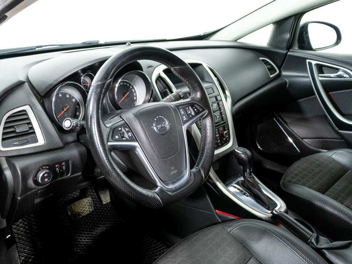 Opel Astra с пробегом — 2012 год. Фото: #10