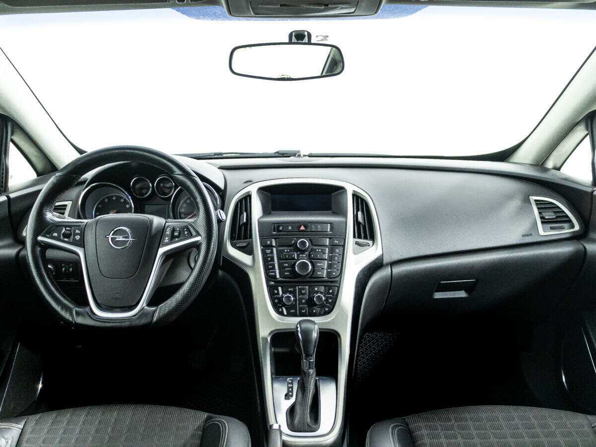 Opel Astra с пробегом — 2012 год. Фото: #12