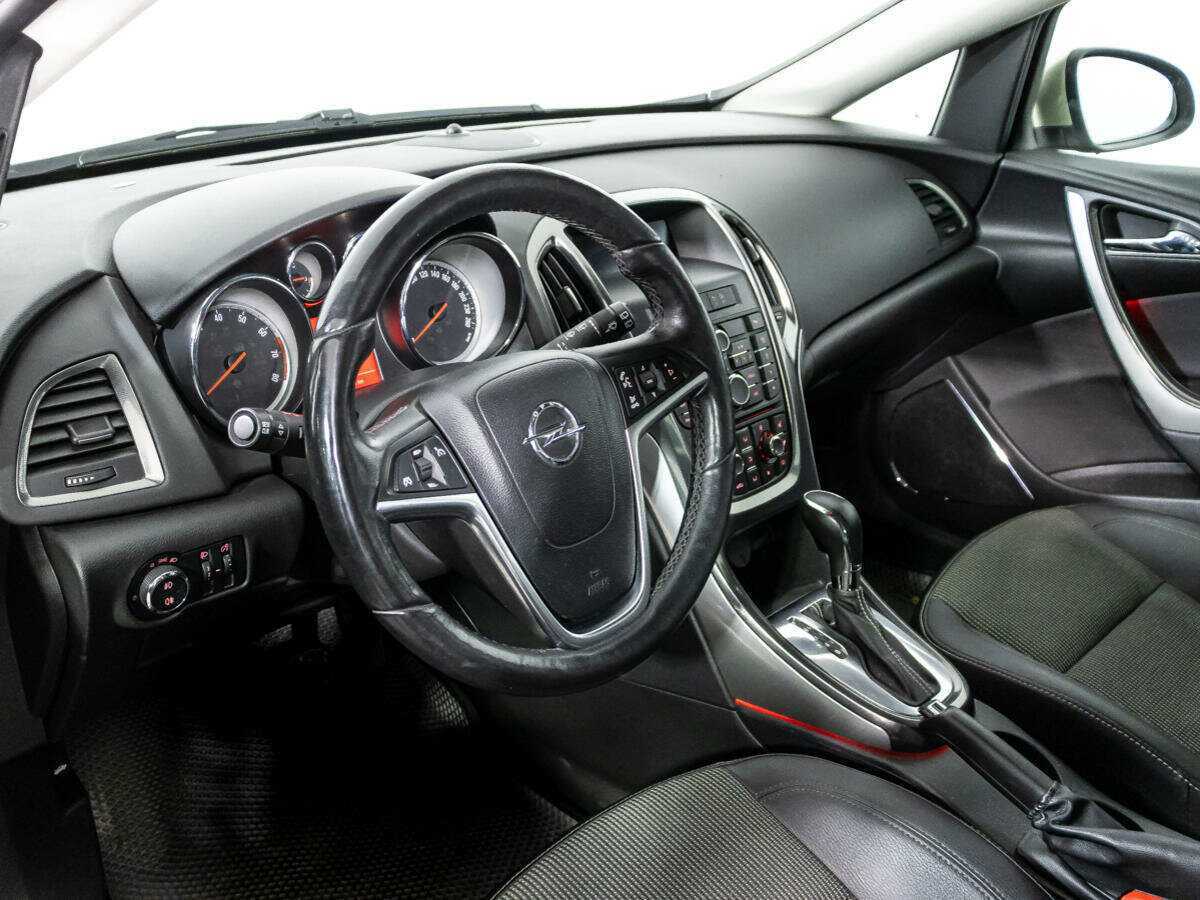 Opel Astra с пробегом — 2012 год. Фото: #10