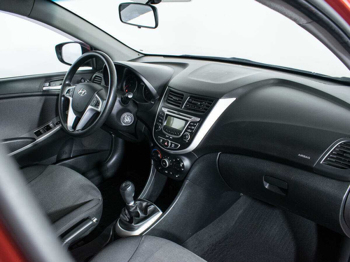 Hyundai Solaris с пробегом — 2012 год. Фото: #8