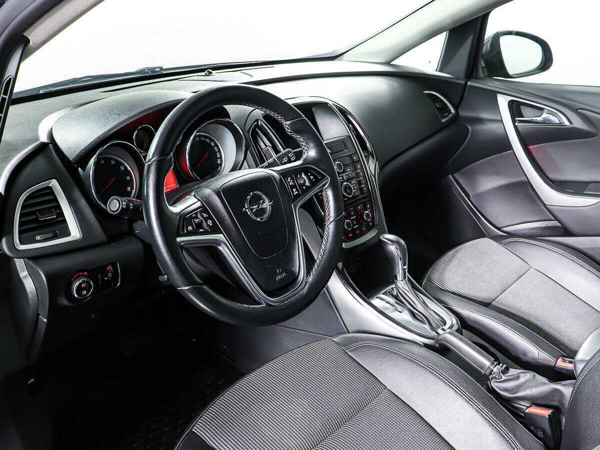 Opel Astra с пробегом — 2012 год. Фото: #12