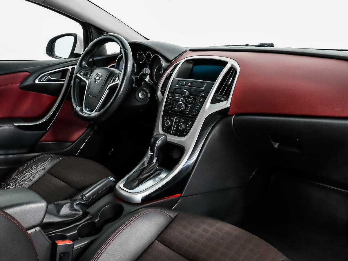 Opel Astra с пробегом — 2012 год. Фото: #10