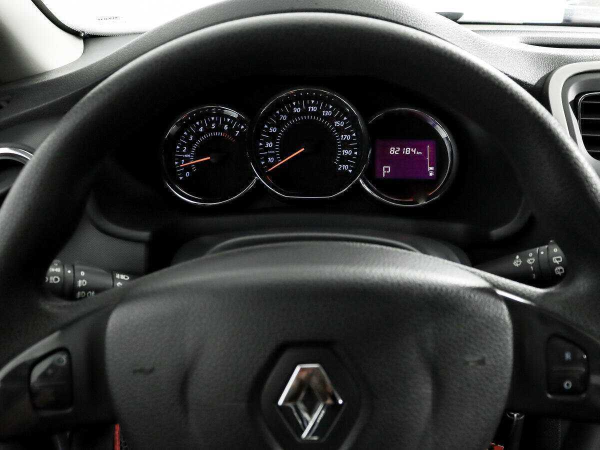 Renault Sandero с пробегом — 2016 год. Фото: #12