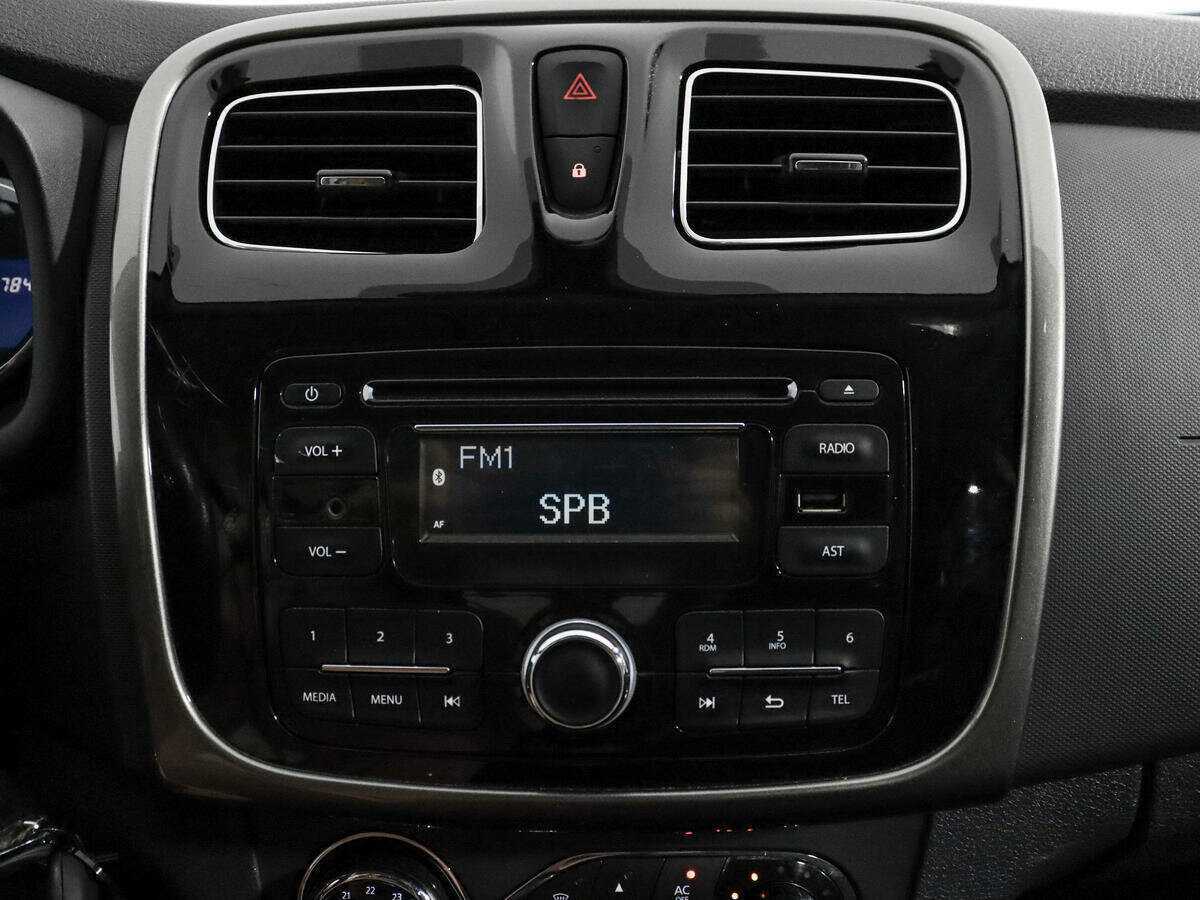 Renault Sandero с пробегом — 2015 год. Фото: #10