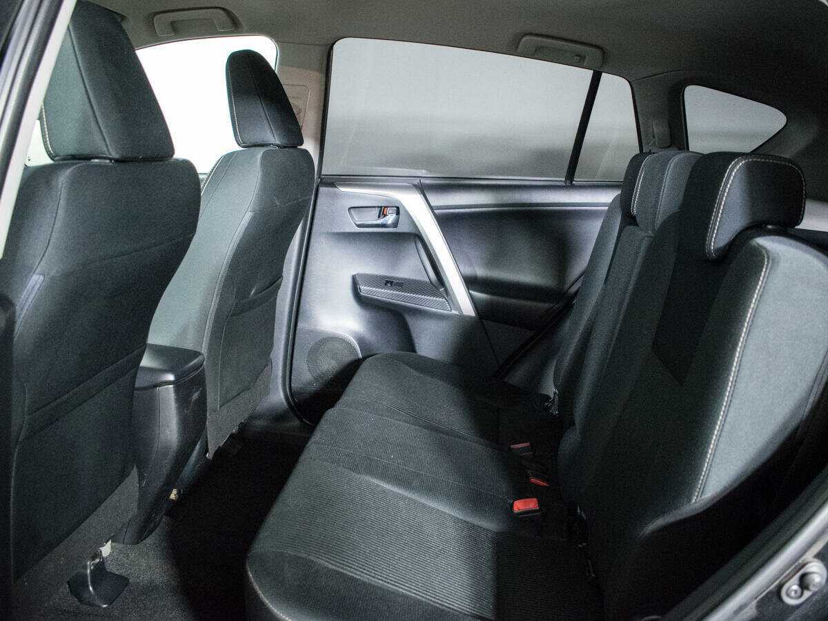 Toyota RAV4 с пробегом — 2015 год. Фото: #9