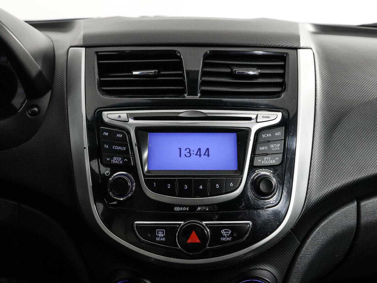 Hyundai Solaris с пробегом — 2013 год. Фото: #12