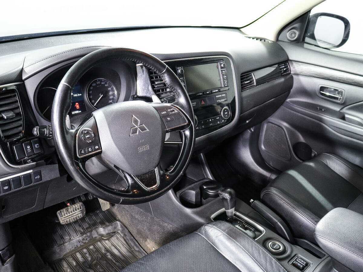 Mitsubishi Outlander с пробегом — 2015 год. Фото: #11
