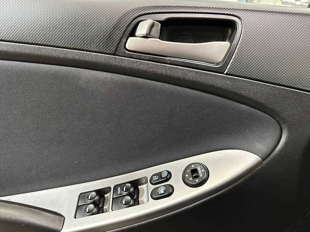 Hyundai Solaris с пробегом — 2015 год. Фото: #13