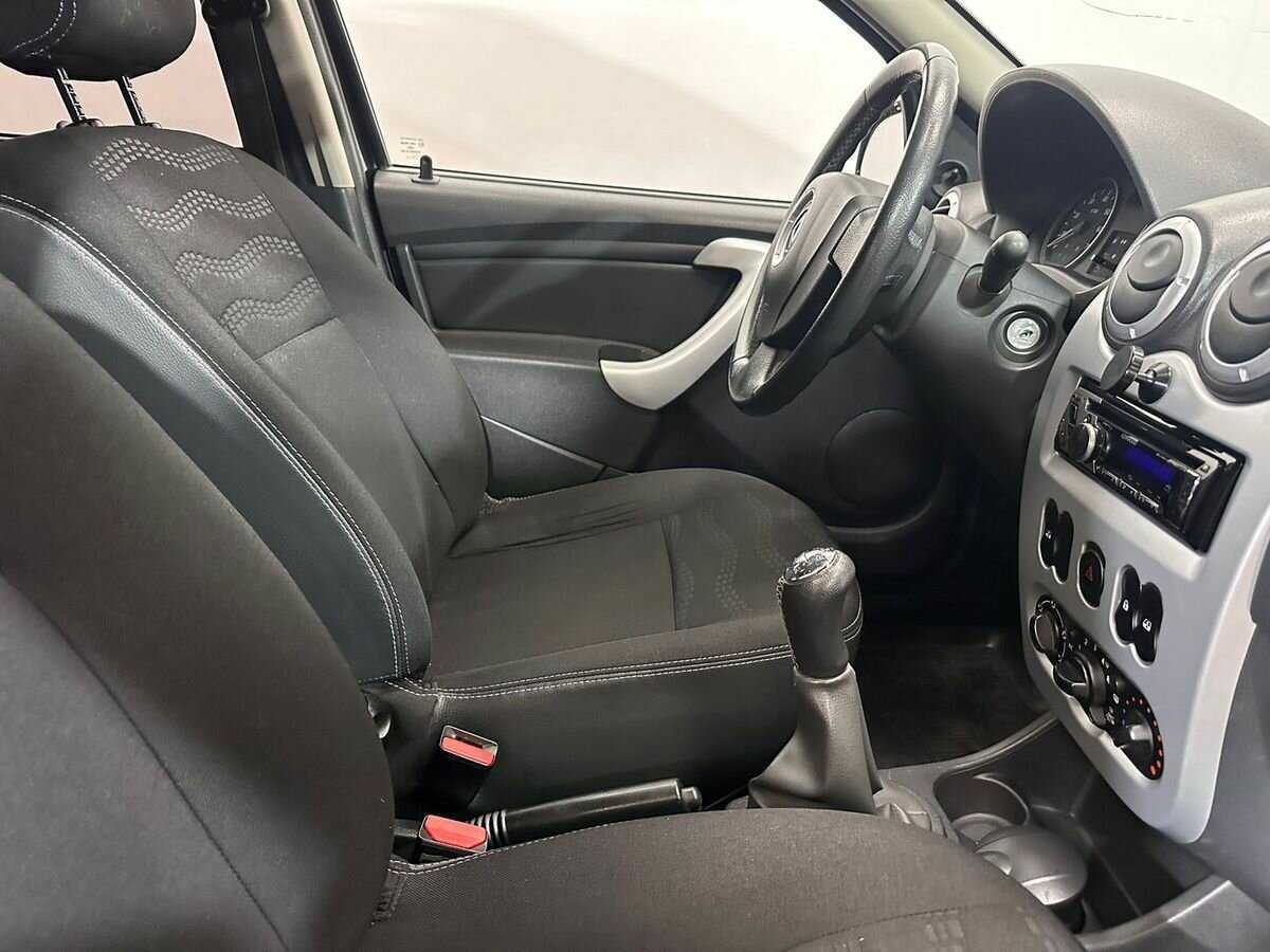 Renault Sandero с пробегом — 2012 год. Фото: #8