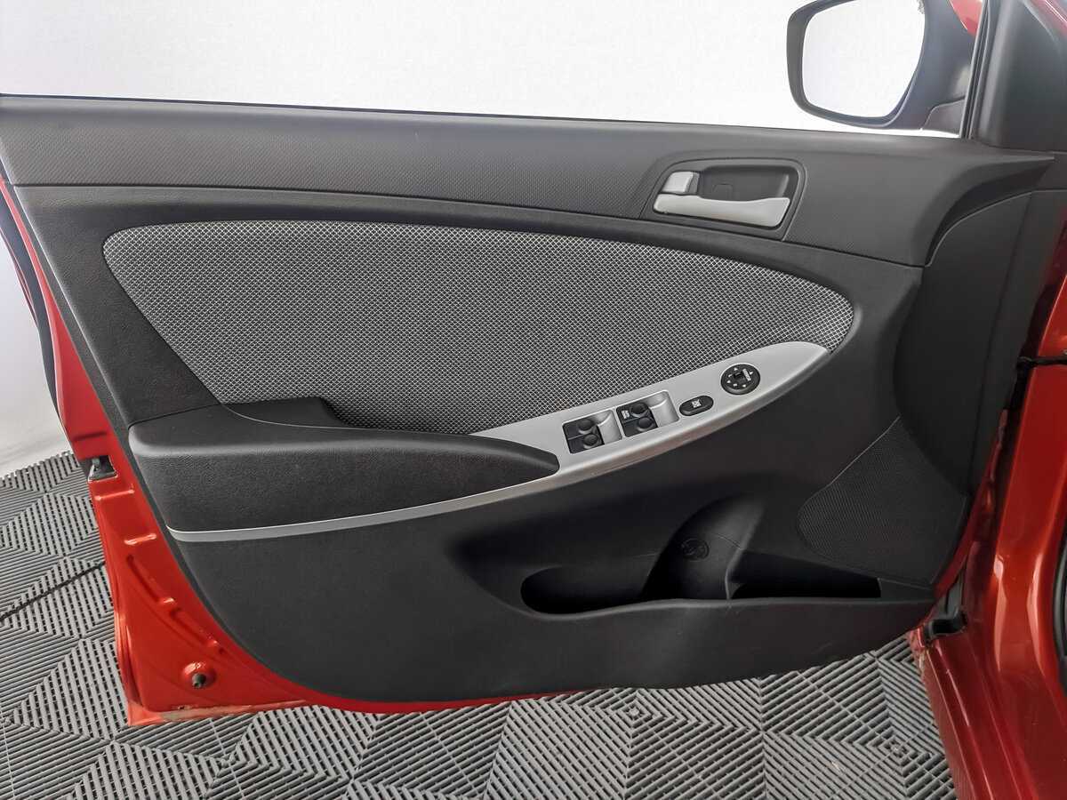 Hyundai Solaris с пробегом — 2012 год. Фото: #14