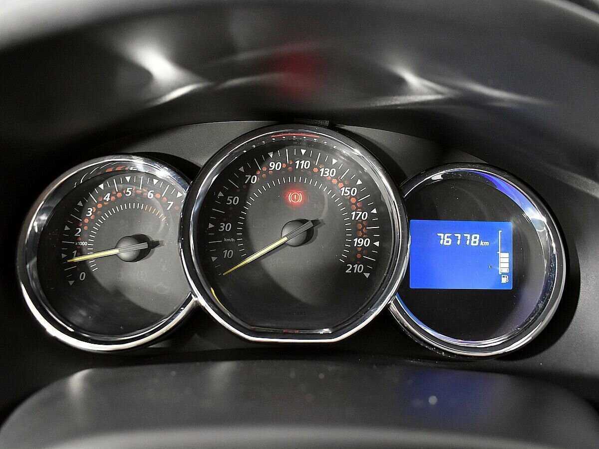 Renault Sandero с пробегом — 2016 год. Фото: #11