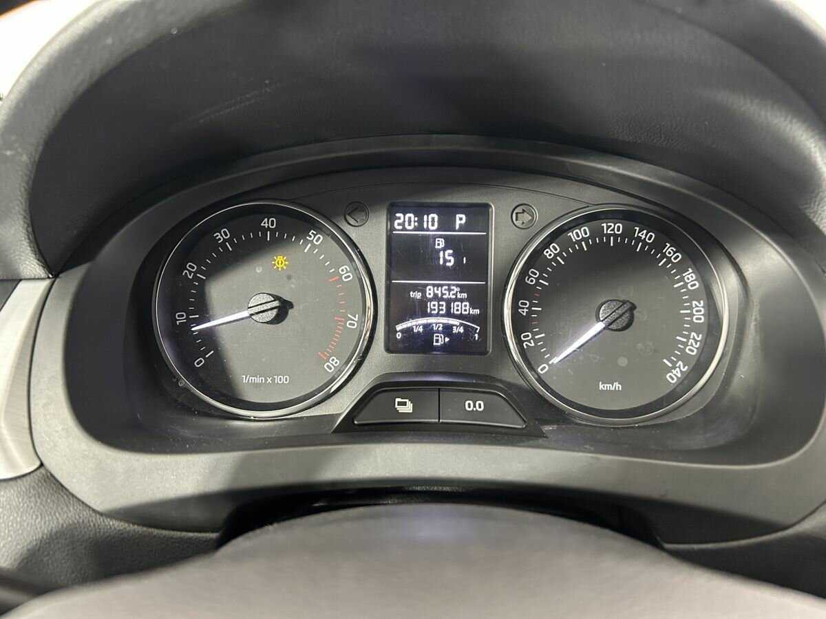 Skoda Rapid с пробегом — 2014 год. Фото: #10