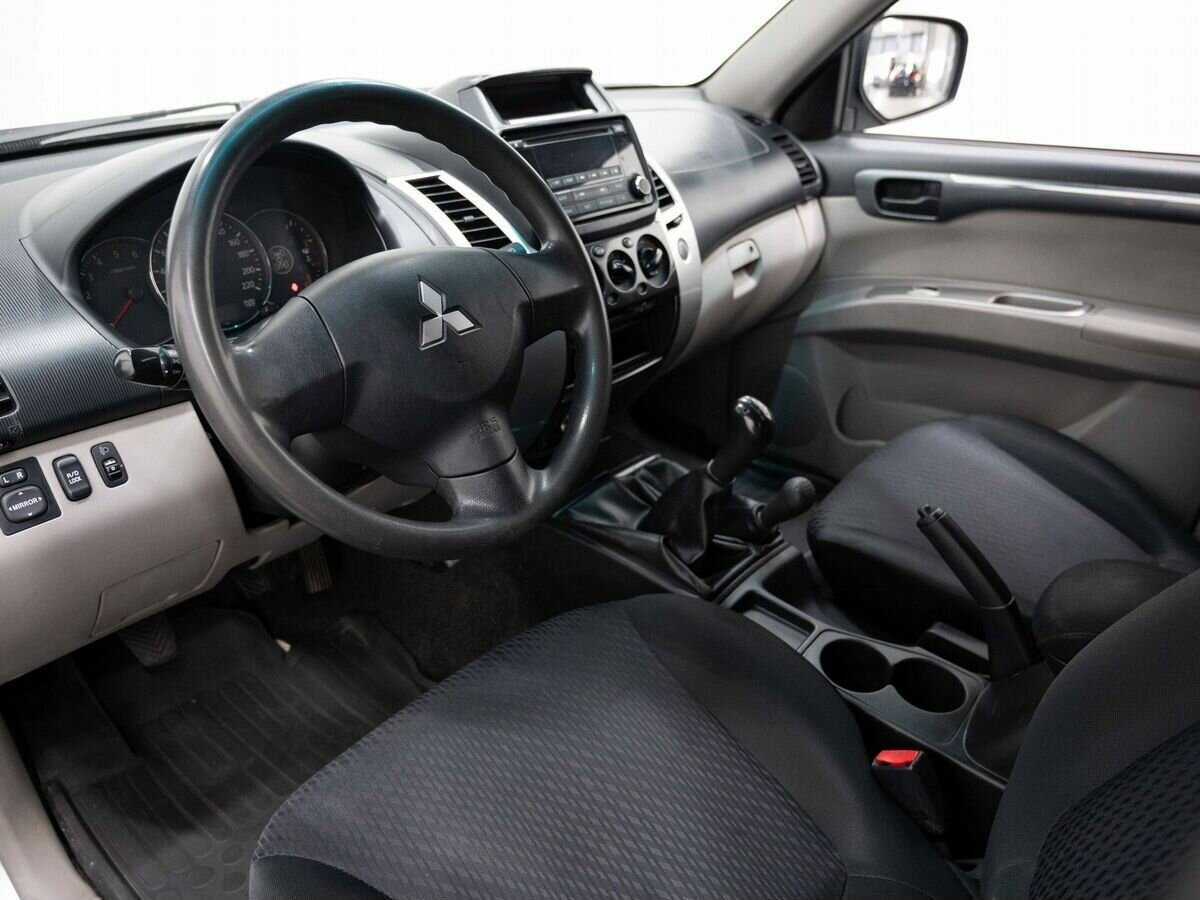 Mitsubishi Pajero Sport с пробегом — 2014 год. Фото: #6