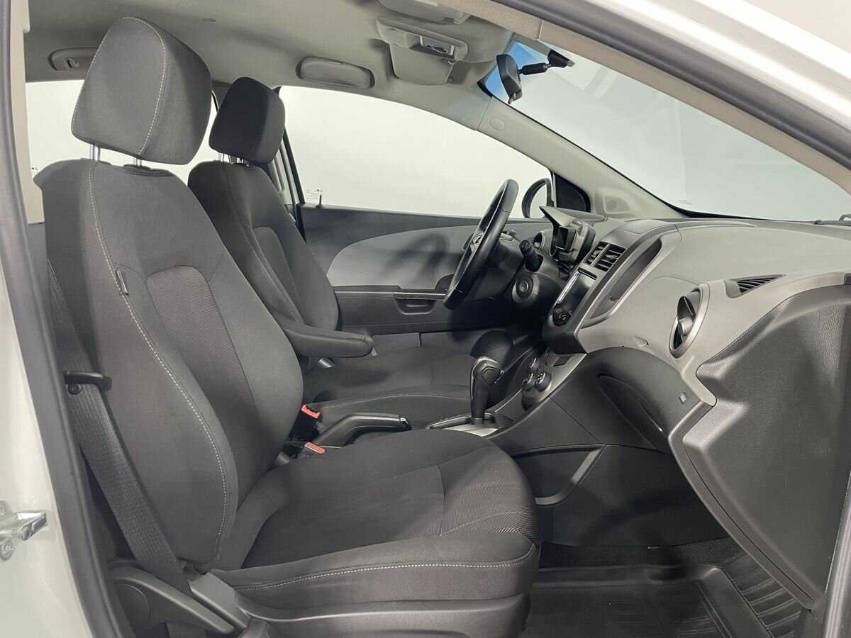 Chevrolet Aveo с пробегом — 2014 год. Фото: #12