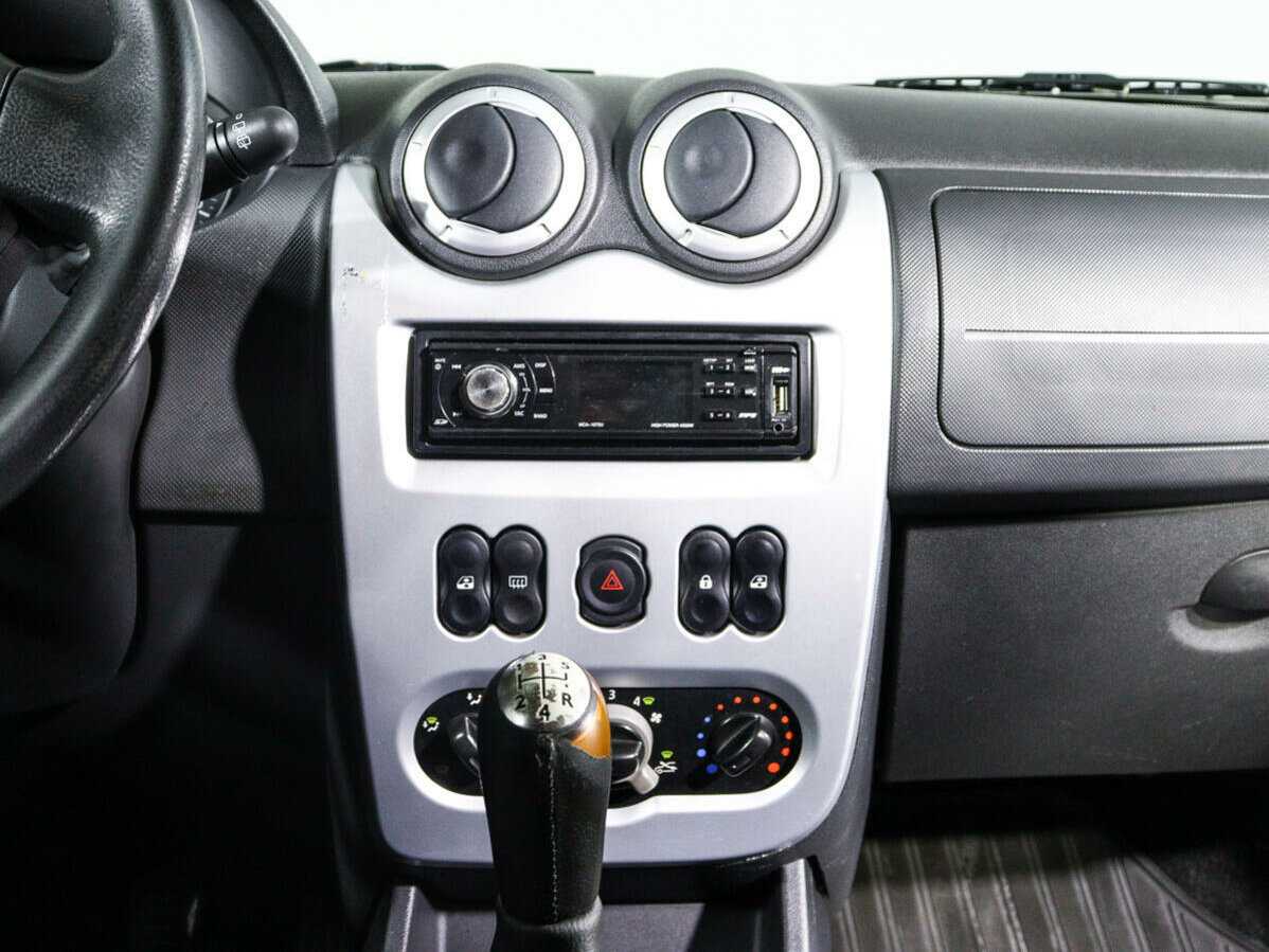 Renault Sandero с пробегом — 2012 год. Фото: #12