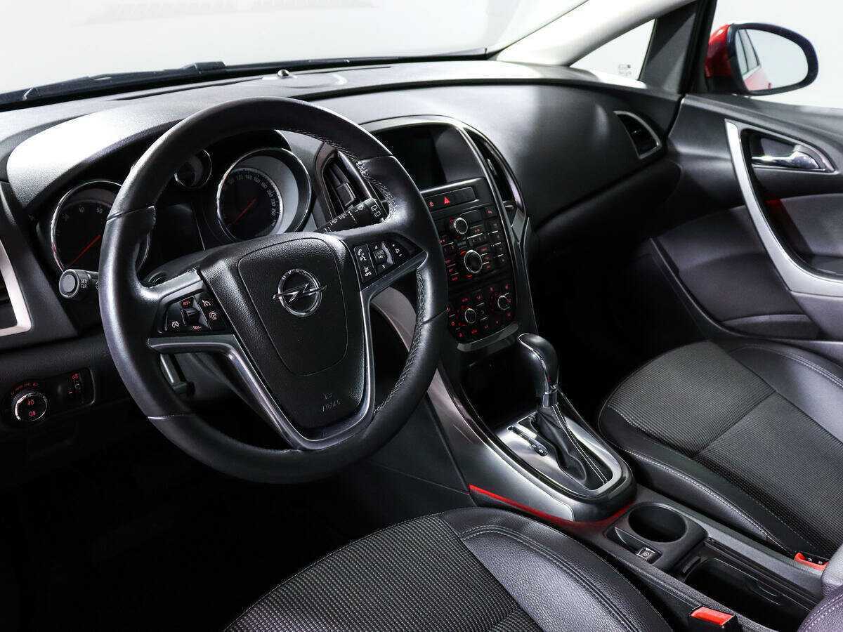 Opel Astra с пробегом — 2012 год. Фото: #11