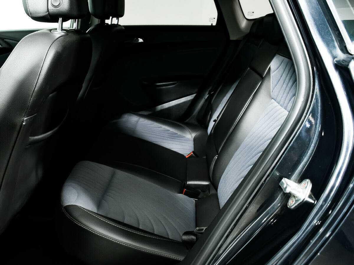 Opel Astra с пробегом — 2013 год. Фото: #11